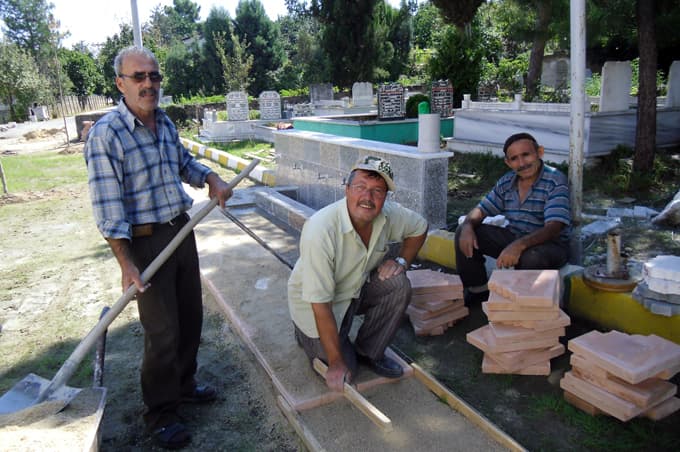Bu adam kendini camiye adadı