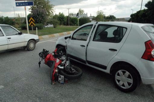Otomobil ile motosiklet çarpıştı!