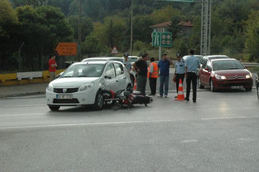 Otomobil ile motosiklet çarpıştı!