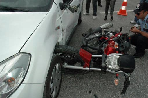 Otomobil ile motosiklet çarpıştı!