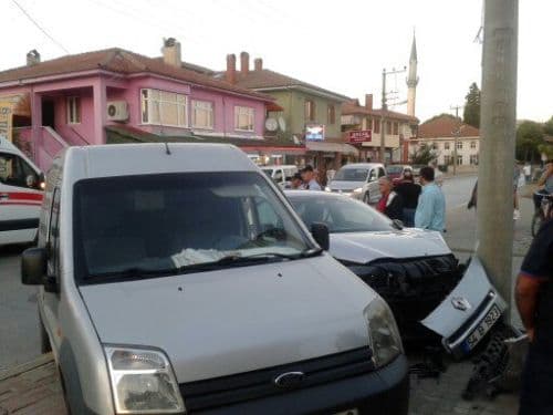 Panelvanla otomobil çarpıştı: 1 yaralı