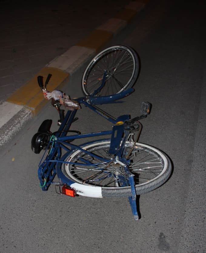 Kamyonet bisiklete çarptı!