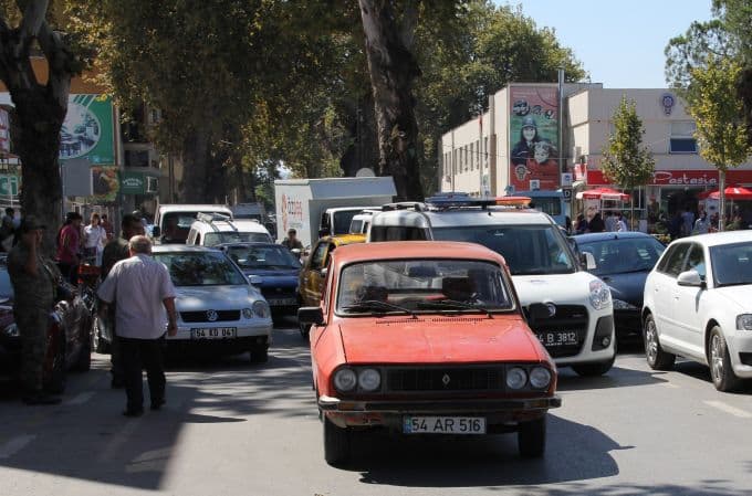 Trafiği rahatlatmaya gitti, trafiği kilitledi