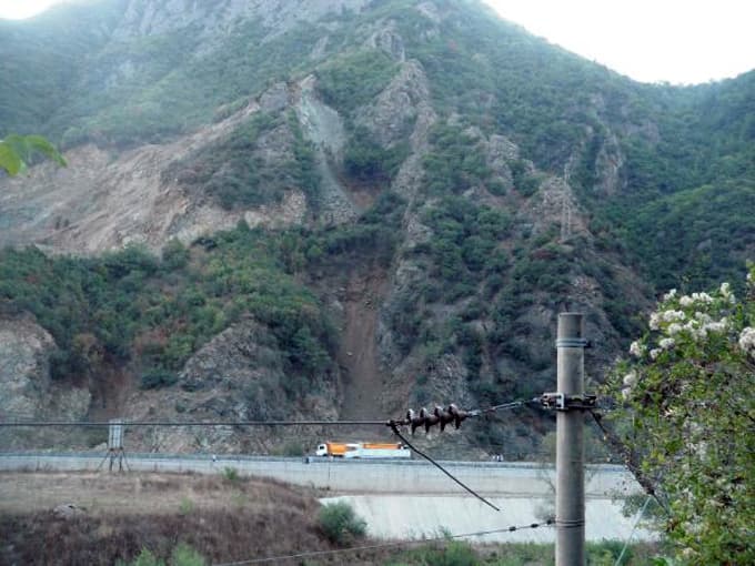 Karayolu kenarındaki taşocağında patlama