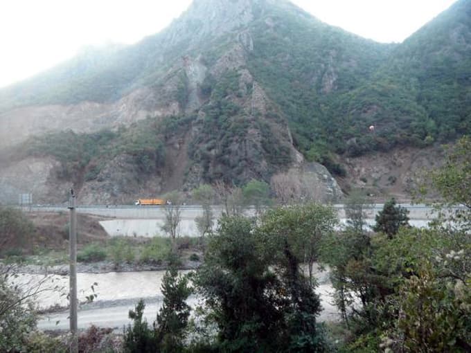 Karayolu kenarındaki taşocağında patlama
