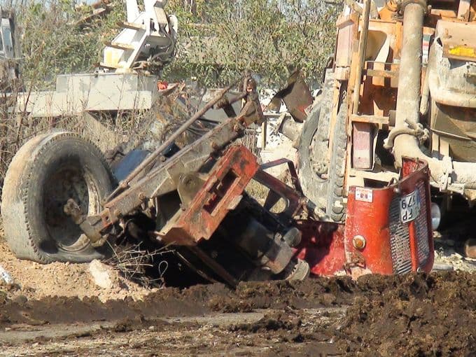 Kaynarca'da beton pompalama kamyonu, traktörü ezdi