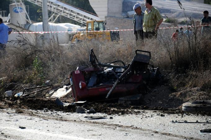Kaynarca'da beton pompalama kamyonu, traktörü ezdi