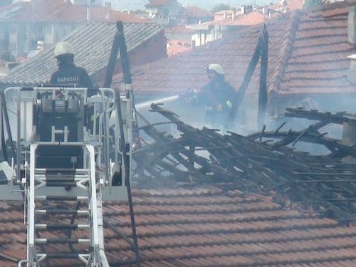 Çatıda çıkan yangın evi kullanılamaz hale getirdi