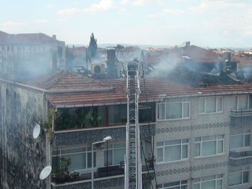 Çatıda çıkan yangın evi kullanılamaz hale getirdi