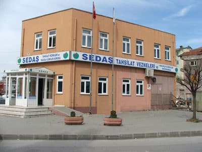 <font face="verdana,geneva" size="2">SEDAŞ Genel M&uuml;d&uuml;r&uuml; Yunus Bekircan, &ldquo;Karar doğrultusunda, K&uuml;lt&uuml;r Merkezi inşaatı bitirilip, SEDAŞ&rsquo;a ait bağımsız b&ouml;l&uuml;m teslim edilinceye kadar SEDAŞ &ccedil;alışmalarının aksamaması i&ccedil;in Merkez Belediye kendi idare binasının giriş katında tarafların ortak kararı ile tespit edilecek alanı SEDAŞ&rsquo;a tahsis ederken,&nbsp; SEDAŞ&rsquo;ın burada yapacağı tadilata da muvafakat edecek ve SEDAŞ&rsquo;ın 9 veznesi ile Halkla İlişkiler B&uuml;rosu<font color="#cc0000"> &ldquo;&Ccedil;ok Ama&ccedil;lı K&uuml;lt&uuml;r Merkezi Binası&rdquo; inşası tamamlanıncaya kadar, Adapazarı Merkez Belediye binası giriş katında Adasu Veznelerinin yanında oluşturulan yeni yerinde 07 Temmuz 2008 Pazartesi g&uuml;n&uuml;nden itibaren hizmet vermeye devam edecektir&rdquo;</font> dedi. <br /><br />SEDAŞ Genel M&uuml;d&uuml;r&uuml; Yunus Bekircan, <font color="#cc0000">&ldquo;SEDAŞ&rsquo;ın Hizmet Binası yanında şehir Merkezini besleyen trafolarımızın bulunması nedeniyle mevcut hizmet binamız yıkıldığında, K&uuml;lt&uuml;r Merkezi bina inşaatı yapımı sırasında b&ouml;lgenin enerjisiz kalmaması i&ccedil;in ge&ccedil;ici olarak tesis edilecek trafo, Şirketimizce uygun g&ouml;r&uuml;lecek şekilde, Adapazarı Merkez Belediyesi tarafından yapılacaktır&rdquo; </font>dedi.</font>