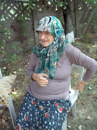 Elbiselerini ıslatıp yangını söndürmeye çalıştılar