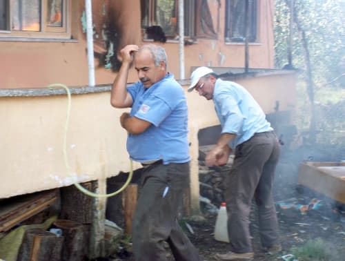Elbiselerini ıslatıp yangını söndürmeye çalıştılar