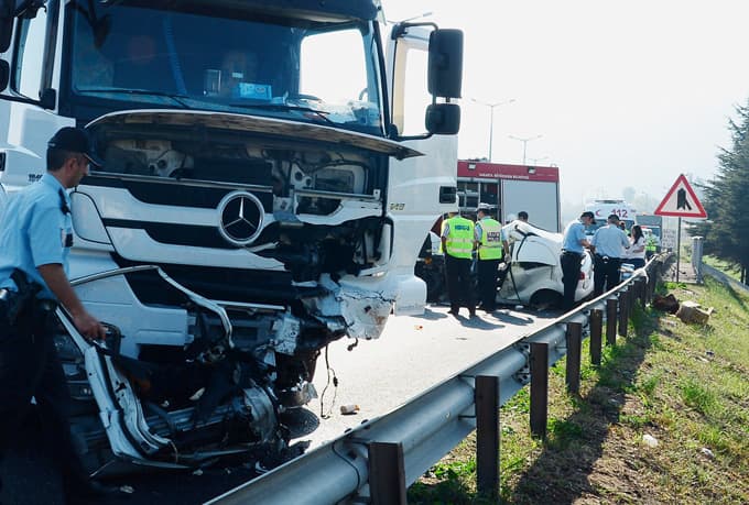 Otomobil ile TIR çarpıştı: 1 ölü