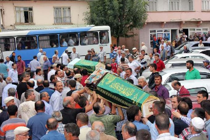 Kaynarca'da beton pompalama kamyonu, traktörü ezdi