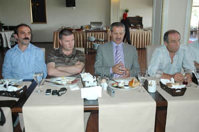 <font face="verdana,geneva" size="2">Sakaryaspor eski başkanı Sabri K&uuml;&ccedil;&uuml;k ise futbolda Sakarya'nın bir marka olduğunu belirterek,<font color="#cc0000"> &quot;Bu şehir futbolda bir marka. Bu g&uuml;ne kadar uzun yıllar takımda y&ouml;neticilik başta olmak &uuml;zere &ccedil;eşitli g&ouml;revlerde bulundum. Bana kalan cebimdeki tansiyon hapları ile bir ka&ccedil; fotoğraftan başka bir şey değil. B&uuml;lent Uygun, Hakan Ş&uuml;k&uuml;r, Tuncay Şanlı, Oğuz &Ccedil;etin ve Yılmaz Vural gibi değerleri var bu şehrin. İhale yapılacak. </font>İhaleye katılan olacağını pek tahmin etmiyorum. Tencere fabrikası değil bu bir anonim şirket. Ben artık hi&ccedil;bir şekilde g&ouml;rev almak istemiyorum.<font color="#cc0000"> Biz yıllarca bu işin diyetini &ouml;dedik.</font> Kimse hari&ccedil;ten gazel okumasın. Alın size fırsat. D&uuml;ne kadar konuşanlar taşın altına elini soksunlar. Ben Adapazarı Belediye Başkanı S&uuml;leyman Dişli'nin projesini sonuna kadar destekliyorum. Başka bir form&uuml;l yok.<font color="#cc0000"> Başkan tayini ile bu iş olmaz.</font> Biz Sakaryaspor sevgisi ile yola &ccedil;ıktık. <font color="#cc0000">İşte B&uuml;y&uuml;kşehir, işte Sakarya halkı, işte fırsat&quot;</font> diye konuştu. <br /><br />Adapazarı Belediye Başkanı S&uuml;leyman Dişli proje i&ccedil;in destek turlarını s&uuml;rd&uuml;receklerini kaydetti. </font>