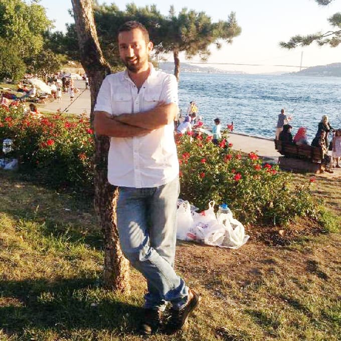 Otomobili şarampole sürüp, kendisini kaçırandan kurtuldu