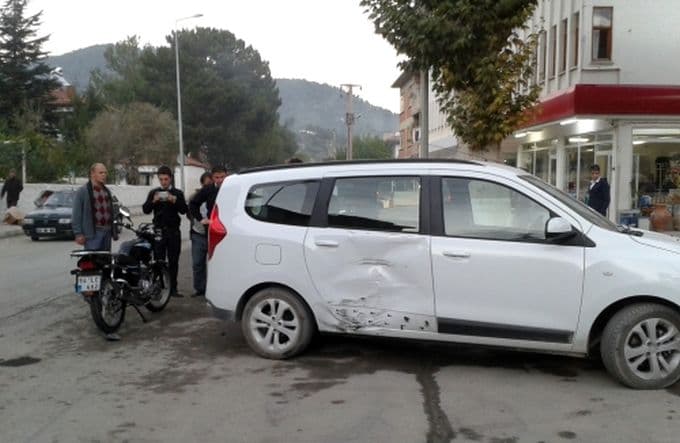 Taraklı'da motosiklet, otomobille çarpıştı