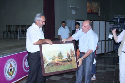 Turan, Açık Arttırmada Kazandığı Tabloyu Armağan Etti