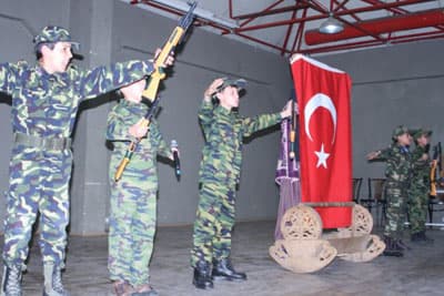 Turan, Açık Arttırmada Kazandığı Tabloyu Armağan Etti