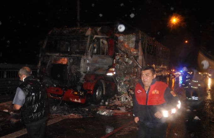 Alevlerin içinden son anda kurtuldu