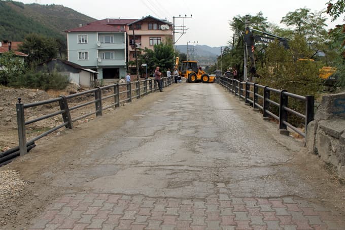 Yayalar bile üzerinden rahat geçemiyordu!