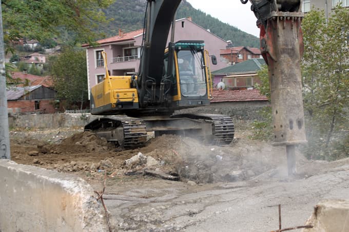 Yayalar bile üzerinden rahat geçemiyordu!