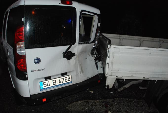 Otomobil, park halindeki araçlara çarptı