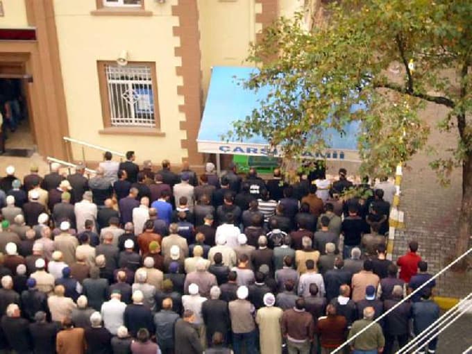 Annesinin cenazesine bileğinde kelepçe ile katıldı