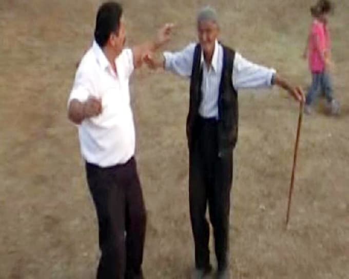 90 yaşındaki Süper Dede, elinde bastonu ile göbek attı