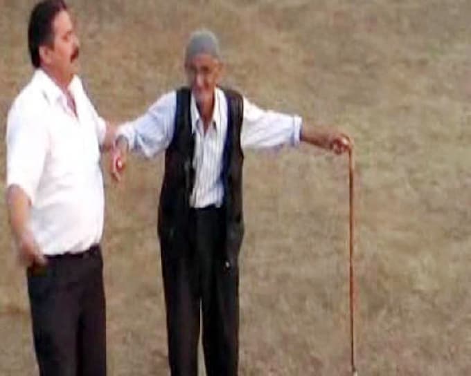 90 yaşındaki Süper Dede, elinde bastonu ile göbek attı