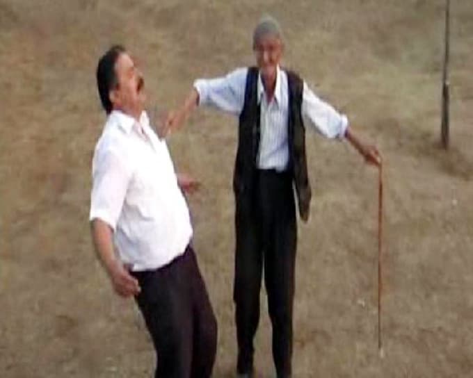90 yaşındaki Süper Dede, elinde bastonu ile göbek attı