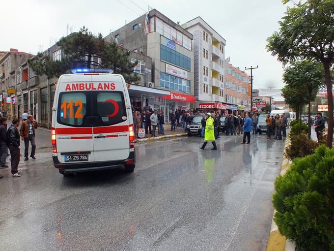 Yolun karşısına geçmeye çalışan kadına, otomobil çarptı