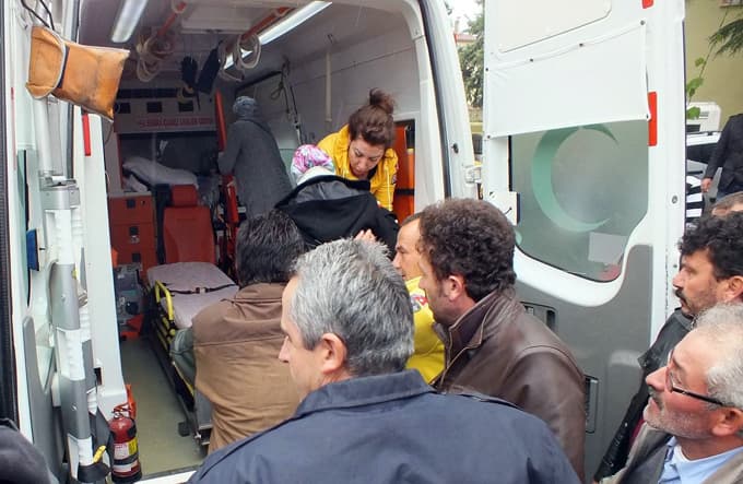 Yolun karşısına geçmeye çalışan kadına, otomobil çarptı