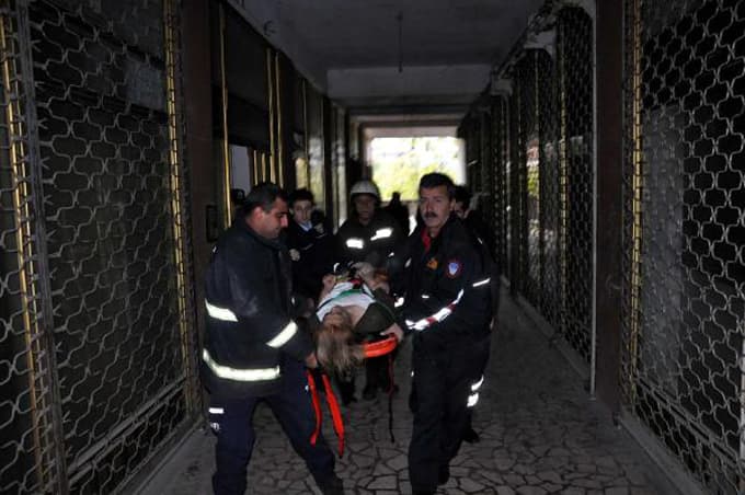 Eve gelen polisi görünce 4'üncü kattan atladı