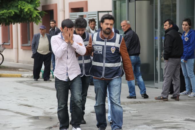 Piyasaya sahte para sürmek isteyen iki kişi yakalandı