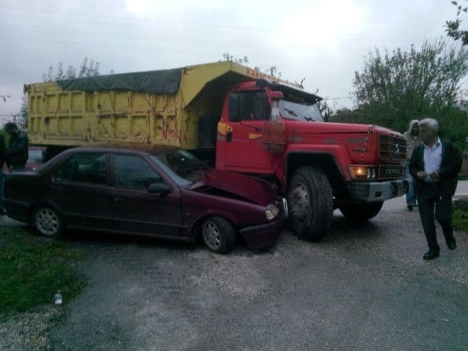 Otomobil, kamyonun altında kaldı