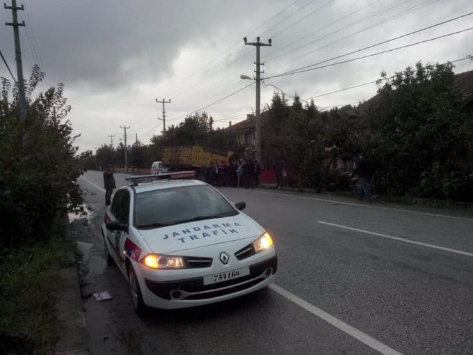 Otomobil, kamyonun altında kaldı