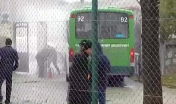 Futbolcuları taşıyan otobüs alev aldı