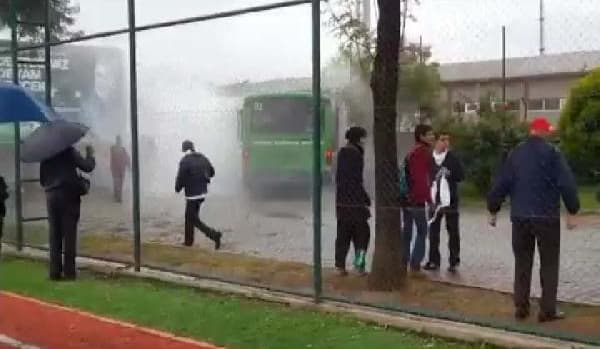 Futbolcuları taşıyan otobüs alev aldı