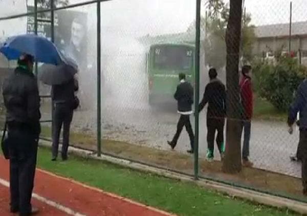 Futbolcuları taşıyan otobüs alev aldı