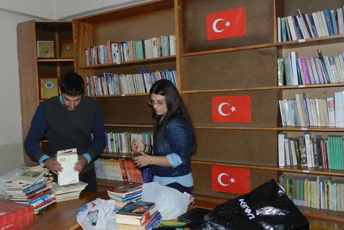 Üniversiteliler, ortaokulun kütüphanesini yeniledi