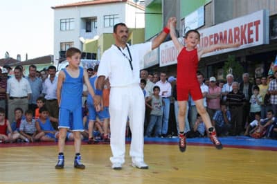 <strong><font face="verdana,geneva" size="2">HALK DANSLARI FESTİVALE RENK KATTI</font></strong> <p><font size="2"><font face="verdana,geneva">Festivalin ikinci g&uuml;n&uuml;nde il&ccedil;e merkezinde g&uuml;reş m&uuml;sabakaları yapıldı. Y&uuml;zlerce Ferizli&rsquo;nin heyecanla izlediği serbest ve grekoremen g&uuml;reşler renkli anlar yaşandı. Festival s&uuml;resince il&ccedil;e de buluna Bulgaristan, Makedonya ve Estonya Halk Dansları Ekipleri il&ccedil;enin mahallerinde g&ouml;steriler sundular. Ferizlilerinde yabancı halk dansları ekipleri g&ouml;sterilerine katıldıkları g&ouml;r&uuml;ld&uuml;. &Ouml;te yandan ayrıca festival etkinlikleri kapsamında d&uuml;zenlenen minikler futbol turnasında başarılı olan takımlarla Belediye Başkanı H&uuml;seyin Kaşkaş ve eski Belediye Başkanları Salih Kılı&ccedil;aslan ve Fehmi Ata tarafından kupaları verildi.<br /><br /><strong>EKONOMİYE KATKI</strong></font></font></p><p><font face="verdana,geneva"><font size="2">Adapazarı Folkart ekibi, halk oyunları g&ouml;sterisi sunduğu gecenin sonunda bir konuşma yapan Ferizli Belediye Başkanı H&uuml;seyin Kaşkaş,&nbsp; festivale emeği ge&ccedil;en ve sponsor olan kuruluşlara teşekk&uuml;r etti. Kaşkaş, <font color="#cc0000">''Festivalimiz geleneksel hale geldi. Her yıl yapılacak. </font></font><font size="2"><font color="#cc0000">Vatandaşlarımızın katılımı bizleri &ccedil;ok mutlu ediyor&quot;</font> dedi. Başkan Kaşkaş festival nedeniyle il&ccedil;e deki esnafın ekonomik kazanım elde etmesinden duyduğu mutluluğu dile getirirken il&ccedil;emizin tanıtımını da katkı sağladıklarını s&ouml;yledi.</font></font></p>