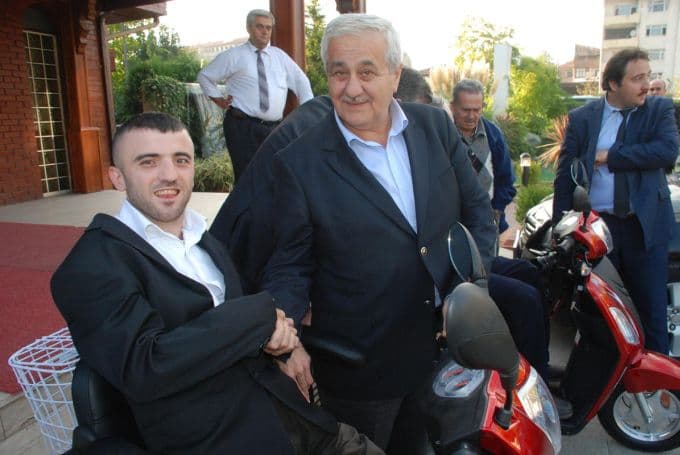 Üç engelli, akülü sandalyeye kavuştu 