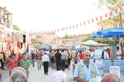 <strong><font face="verdana,geneva" size="2">FERİZLİLER FESTİVALİ MARKA YAPTI</font></strong> <p><font face="verdana,geneva" size="2">Ferizli Belediye Başkanı H&uuml;seyin Kaşkaş festival sonu yaptığı değerlendirme de bu yıl 5. sini d&uuml;zenledikleri festivallerine her yıl &uuml;zerinde bir katılım olmasından duyduğu memnuniyeti dile getirdi. Başkan Kaşkaş, Ferizlilerin festivallerine sahip &ccedil;ıkması ile festivalin gelenekleşerek bir marka haline geldiğini ve bir dahaki hizmet d&ouml;nemlerinde etkinlik olarak gelişerek devam edeceğini belirtti.</font></p>