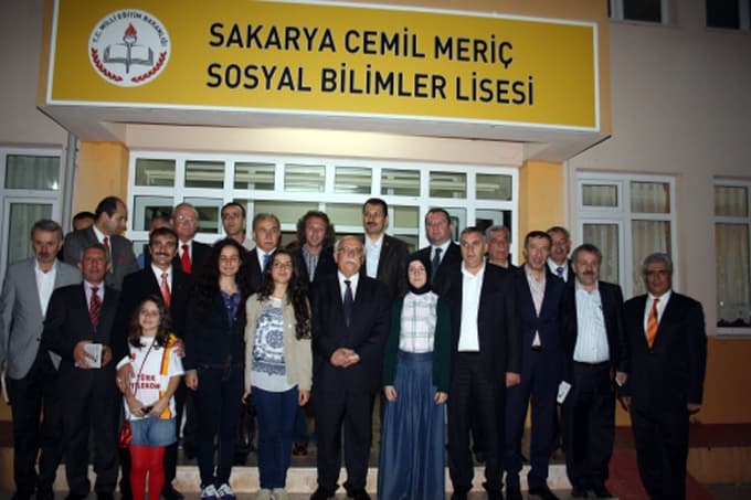 Öğrencinin isteğini kırmayan Bakan Avcı, gece okula gitti