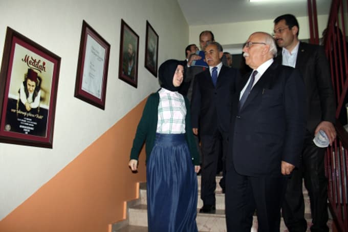 Öğrencinin isteğini kırmayan Bakan Avcı, gece okula gitti