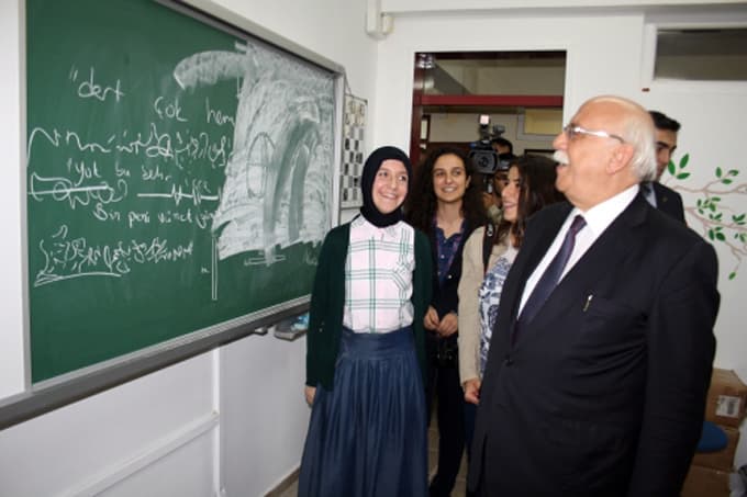 Öğrencinin isteğini kırmayan Bakan Avcı, gece okula gitti