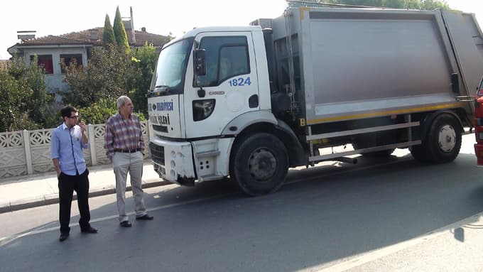 Mezarlık yolunda kamyon çarptı