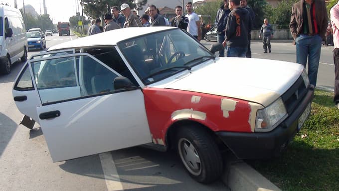Mezarlık yolunda kamyon çarptı