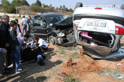 Panelvanın çarptığı otomobil takla attı